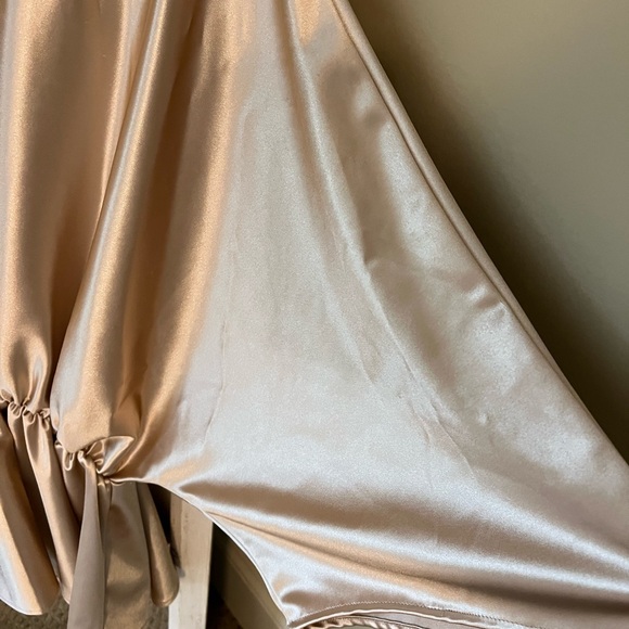 Boutique silky Peplum Blouse size medium - Picture 3 of 4